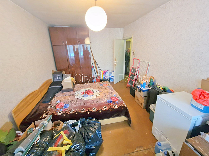 Fasādes māja, ieeja no ielas, iestiklota lodžija, logi vērsti mājas abās pusēs, guļamistabu Rīga - foto 14