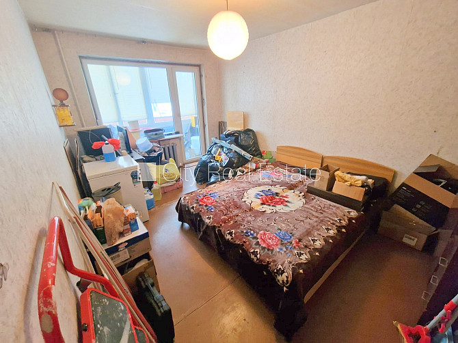 Fasādes māja, ieeja no ielas, iestiklota lodžija, logi vērsti mājas abās pusēs, guļamistabu Rīga - foto 10