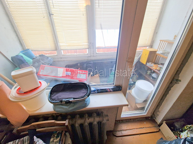 Fasādes māja, ieeja no ielas, iestiklota lodžija, logi vērsti mājas abās pusēs, guļamistabu Rīga - foto 12