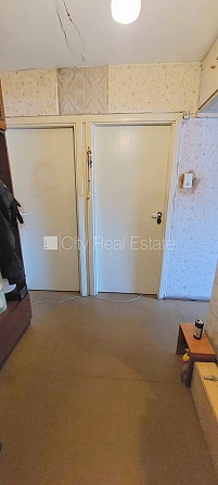 Fasādes māja, ieeja no ielas, iestiklota lodžija, logi vērsti mājas abās pusēs, guļamistabu Rīga - foto 6