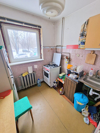 Fasādes māja, ieeja no ielas, iestiklota lodžija, logi vērsti mājas abās pusēs, guļamistabu Rīga - foto 19