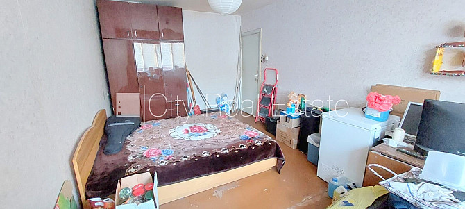 Fasādes māja, ieeja no ielas, iestiklota lodžija, logi vērsti mājas abās pusēs, guļamistabu Rīga - foto 7