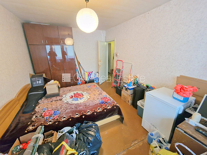 Fasādes māja, ieeja no ielas, iestiklota lodžija, logi vērsti mājas abās pusēs, guļamistabu Rīga - foto 11