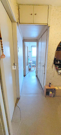 Fasādes māja, ieeja no ielas, iestiklota lodžija, logi vērsti mājas abās pusēs, guļamistabu Rīga - foto 18