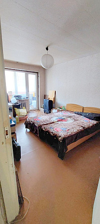 Fasādes māja, ieeja no ielas, iestiklota lodžija, logi vērsti mājas abās pusēs, guļamistabu Rīga - foto 16