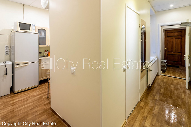 Pagalma ēka, bruģēts piebraucamais ceļš, ieeja no pagalma, kāpņu telpa bez remonta, istabas Rīga - foto 10