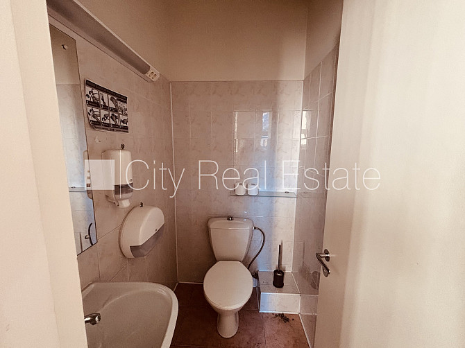 Fasādes māja, ieeja no ielas, ir lifts, kāpņu telpa pēc kapitālā remonta, balkons, sauna, Rīga - foto 11