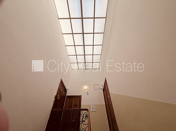 Fasādes māja, ieeja no ielas, ir lifts, kāpņu telpa pēc kapitālā remonta, balkons, sauna, Rīga - foto 15