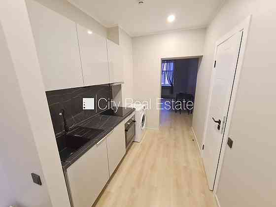 Фасадный дом, реновированный дом, закрытый двор, вход с улицы и со двора, лифт, Рига