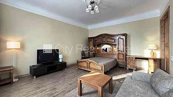 Фасадный дом, закрытый двор, возможность аренды парковки, вход со двора, окна Rīga