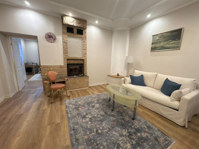 Izīrē klusu un mājīgu 2 istabu dzīvokli!  Dzīvoklis ir gaišs, pilnībā aprīkots un tam ir Rīga - foto 1