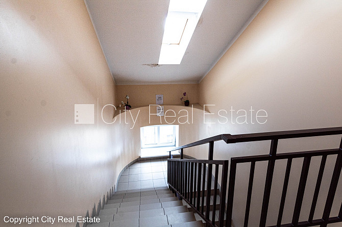 Fasādes māja, restaurēta māja, ieeja no ielas, mansards, logi vērsti mājas abās pusēs, Rīga - foto 9