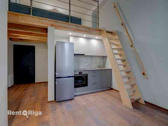 Доступна просторная двухуровневая квартира в стиле лофт с отдельной спальней и Rīga
