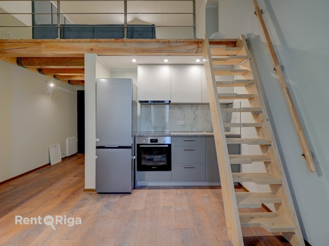 Pieejams plašs lofta tipa dzīvoklis divos stāvos ar atsevišķu istabu un lielu, plašu Rīga - foto 6