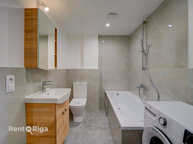 Pieejams plašs lofta tipa dzīvoklis divos stāvos ar atsevišķu istabu un lielu, plašu Rīga - foto 9