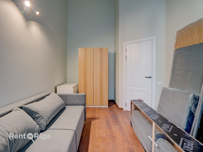 Pieejams plašs lofta tipa dzīvoklis divos stāvos ar atsevišķu istabu un lielu, plašu Rīga - foto 4