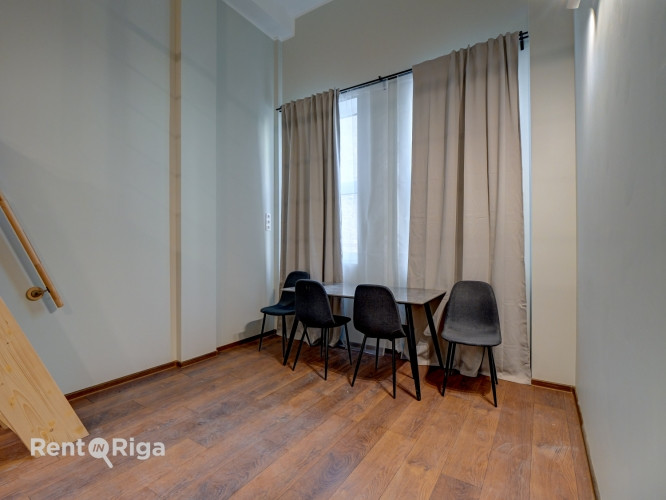 Pieejams plašs lofta tipa dzīvoklis divos stāvos ar atsevišķu istabu un lielu, plašu Rīga - foto 2