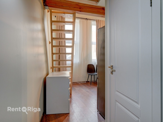 Pieejams plašs lofta tipa dzīvoklis divos stāvos ar lielu un gaišu dzīvojamo telpu. Dzīvoklis Rīga - foto 1