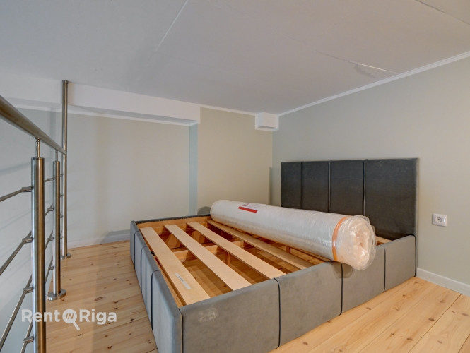 Pieejams plašs lofta tipa dzīvoklis divos stāvos ar lielu un gaišu dzīvojamo telpu. Dzīvoklis Rīga - foto 5