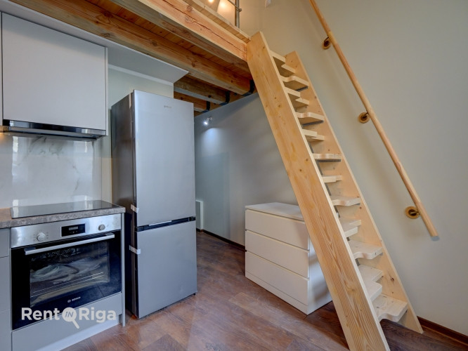 Pieejams plašs lofta tipa dzīvoklis divos stāvos ar lielu un gaišu dzīvojamo telpu. Dzīvoklis Rīga - foto 3