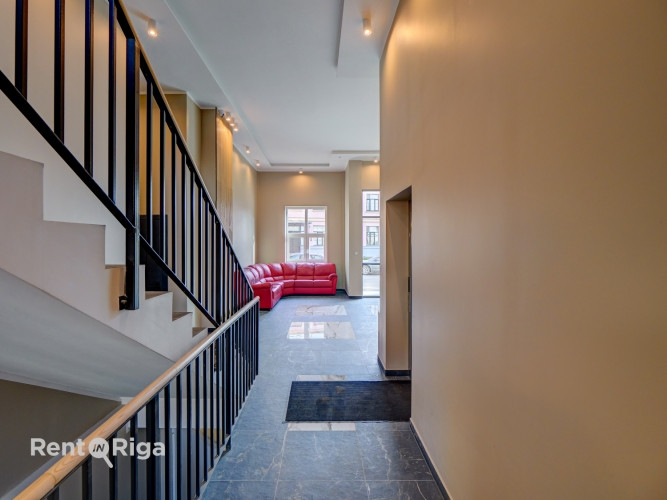 Pieejams plašs lofta tipa dzīvoklis divos stāvos ar lielu un gaišu dzīvojamo telpu. Dzīvoklis Rīga - foto 9