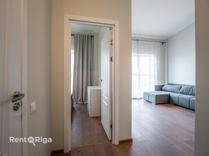 Pieejams plašs un gaišs 2 istabu lofta tipa dzīvoklis ar augstajiem griestiem un ērtu Rīga - foto 4