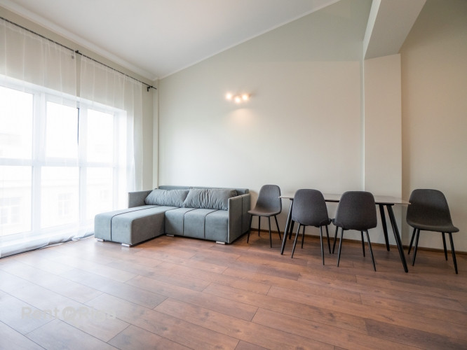 Pieejams plašs un gaišs 2 istabu lofta tipa dzīvoklis ar augstajiem griestiem un ērtu Rīga - foto 2