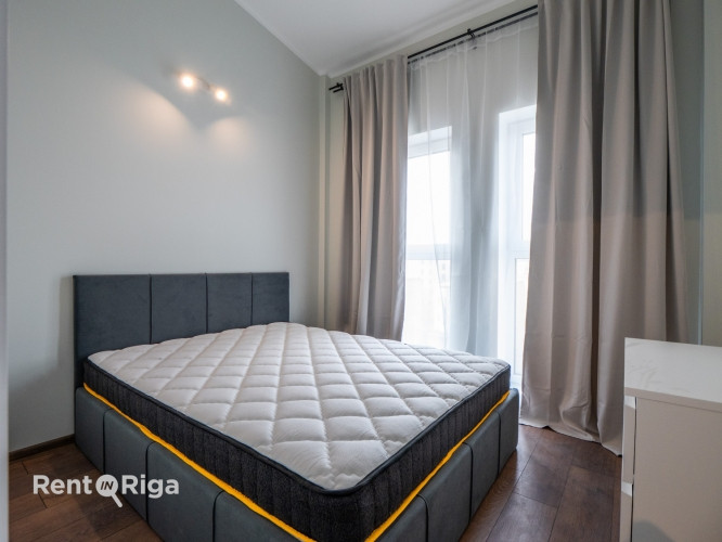 Pieejams plašs un gaišs 2 istabu lofta tipa dzīvoklis ar augstajiem griestiem un ērtu Rīga - foto 6