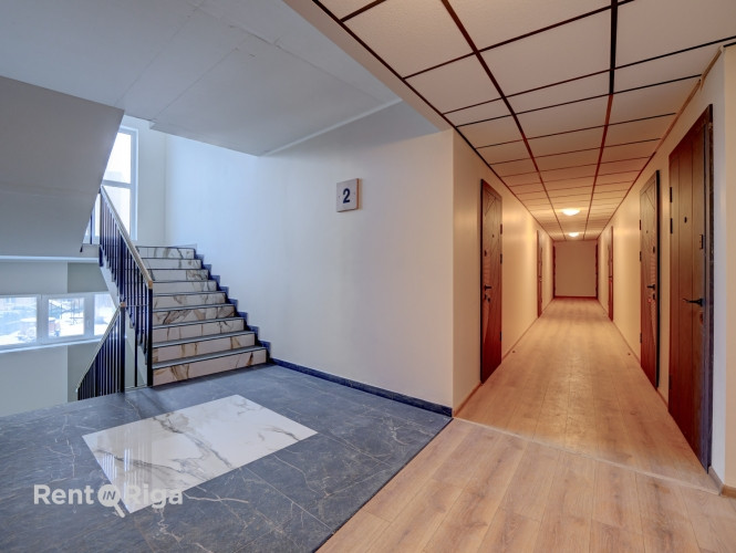 Pieejams plašs un gaišs 2 istabu lofta tipa dzīvoklis ar augstajiem griestiem un ērtu Rīga - foto 9