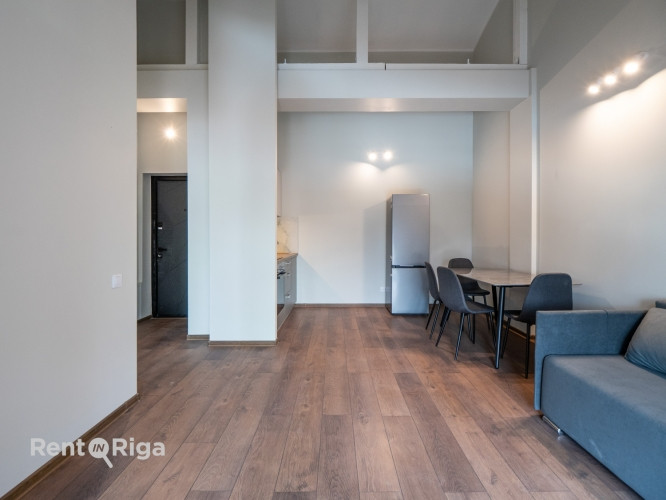 Pieejams plašs un gaišs 2 istabu lofta tipa dzīvoklis ar augstajiem griestiem un ērtu Rīga - foto 3