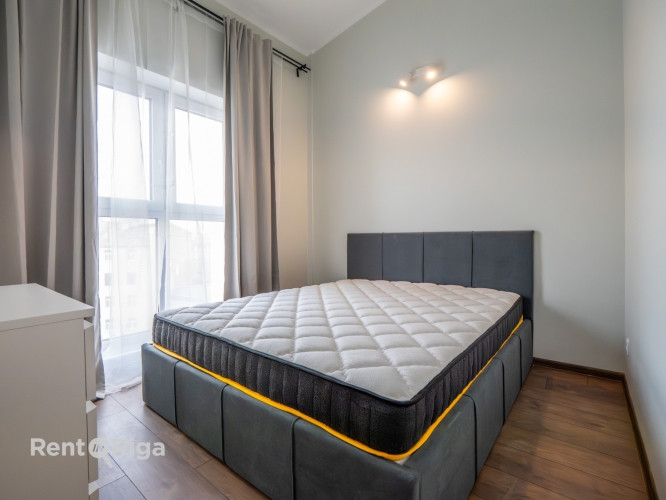 Pieejams plašs un gaišs 2 istabu lofta tipa dzīvoklis ar augstajiem griestiem un ērtu Rīga - foto 6