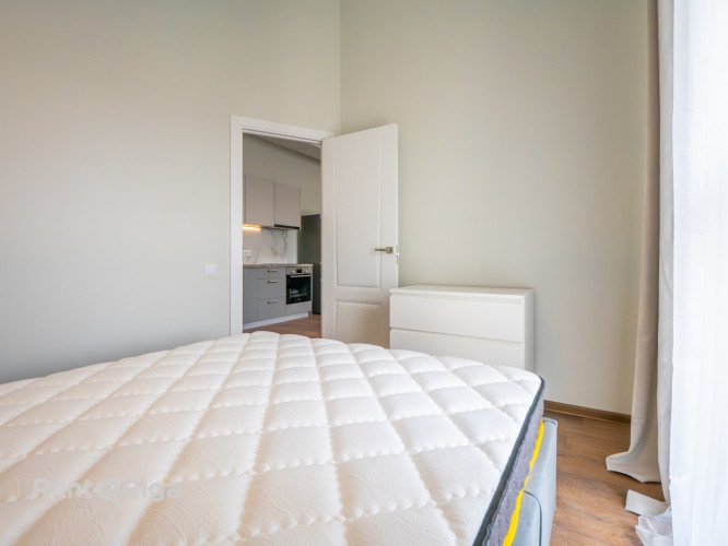 Pieejams plašs un gaišs 2 istabu lofta tipa dzīvoklis ar augstajiem griestiem un ērtu Rīga - foto 7