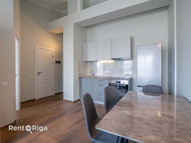 Pieejams plašs un gaišs 2 istabu lofta tipa dzīvoklis ar augstajiem griestiem un ērtu Rīga - foto 4