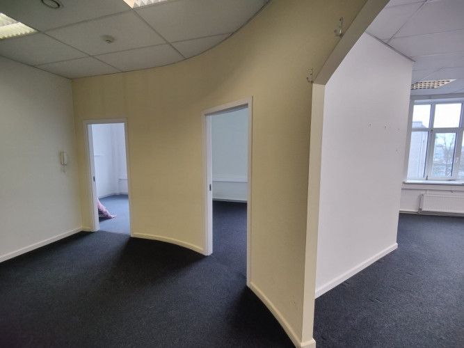 Studija / birojs / dzīvoklis ar 4 istabām.  + Maza virtuvīte. + Sava tualete ar dušu. + Rīga - foto 4