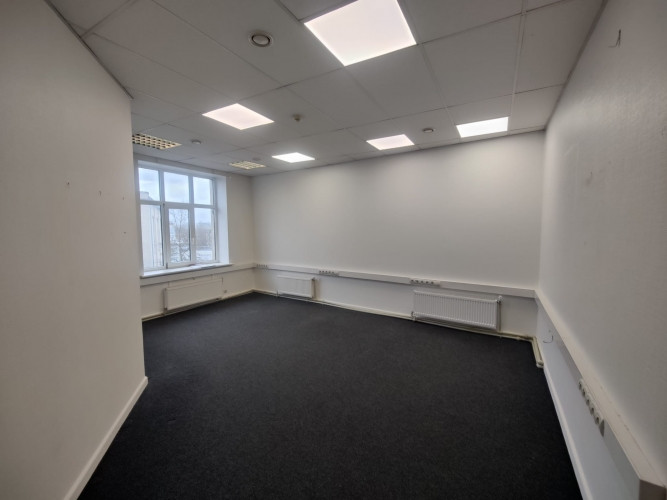 Studija / birojs / dzīvoklis ar 4 istabām.  + Maza virtuvīte. + Sava tualete ar dušu. + Rīga - foto 7