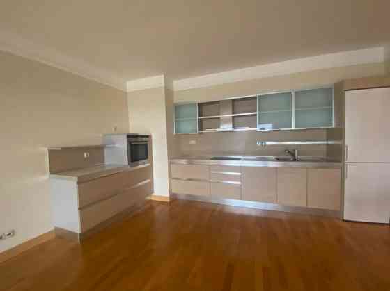 Сдается просторная 3хкомнатная квартира в многоэтажном жилом и деловом Рига