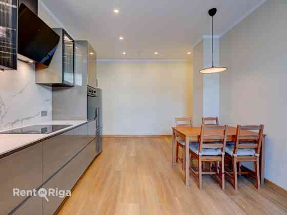 Тишина двора кажется привлекательной, когда всего в нескольких шагах можно Рига