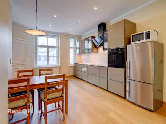 Тишина двора кажется привлекательной, когда всего в нескольких шагах можно Рига