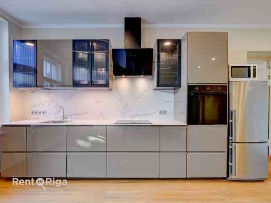 Тишина двора кажется привлекательной, когда всего в нескольких шагах можно Рига