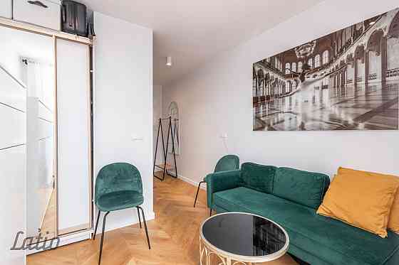 Gaišs un mājīgs studio tipa dzīvoklis Rīgas centrā, Aleksandra Čaka ielā 33. Dzīvoklis ir pilnībā ap Rīga