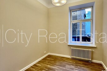 Фасадный дом, реставрированный дом, закрытый двор, территория обнесена забором, Рига - изображение 16