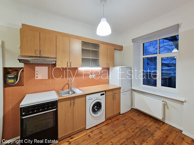 Дом во дворе, территория обнесена забором, вход со двора, лестничная клетка после Рига - изображение 14