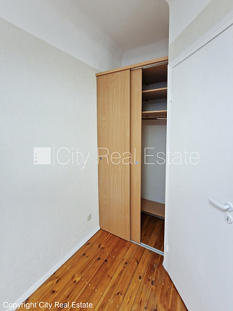 Дом во дворе, территория обнесена забором, вход со двора, лестничная клетка после Рига - изображение 20