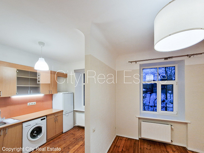 Дом во дворе, территория обнесена забором, вход со двора, лестничная клетка после Рига - изображение 17