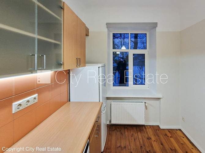 Дом во дворе, территория обнесена забором, вход со двора, лестничная клетка после Рига - изображение 16