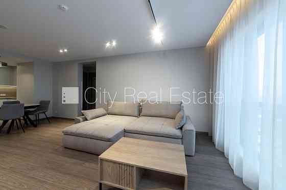 Новостройка, благоустроенный озеленённый двор, место для машины, одна Rīga