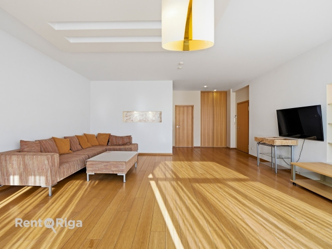 Cozy, warm, and bright 2-room apartment for rent in Šampēteris.  The apartment is located on the 2nd Рига - изображение 7