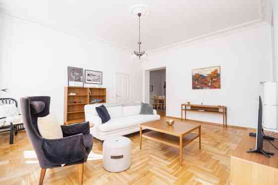 Предлагается в аренду 5-х комнатная квартира в тихом центре Риги. Квартира может Rīga