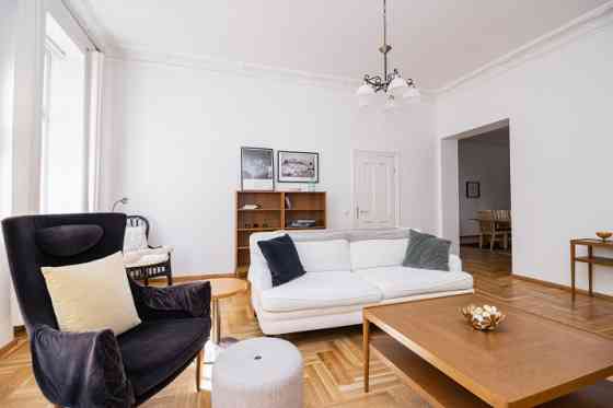 Предлагается в аренду 5-х комнатная квартира в тихом центре Риги. Квартира может Rīga