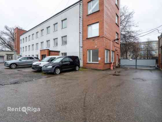 Telpas ar trīs iebrauktuvēm/paceļamajiem vārtiem Ganību dambī.  Paceļamie vārti iziet uz abām pusēm. Rīga